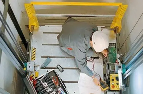Техническое обслуживание грузового лифта