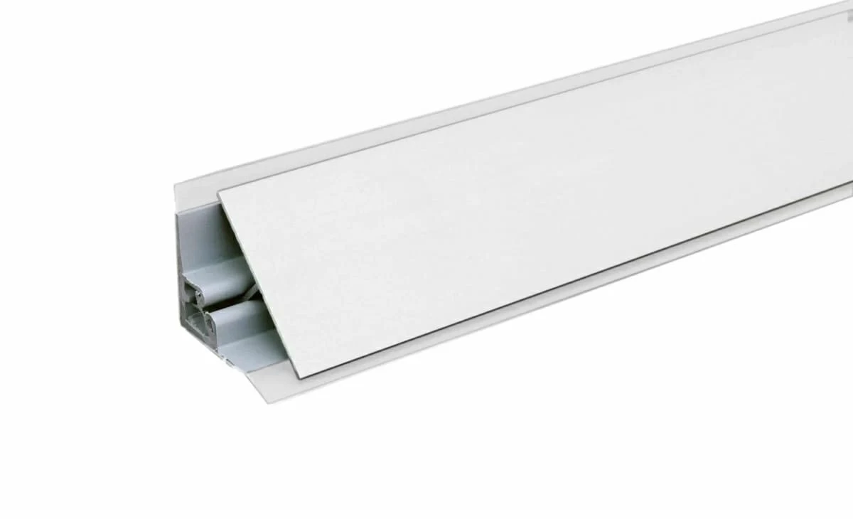 plintus_treugolnyy_alyuminievyy_gladkiy_dlya_stoleshnits_30_30_3050mm