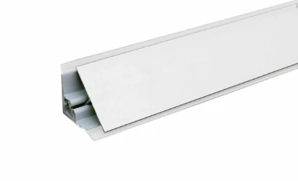 plintus_treugolnyy_alyuminievyy_gladkiy_dlya_stoleshnits_30_30_3050mm