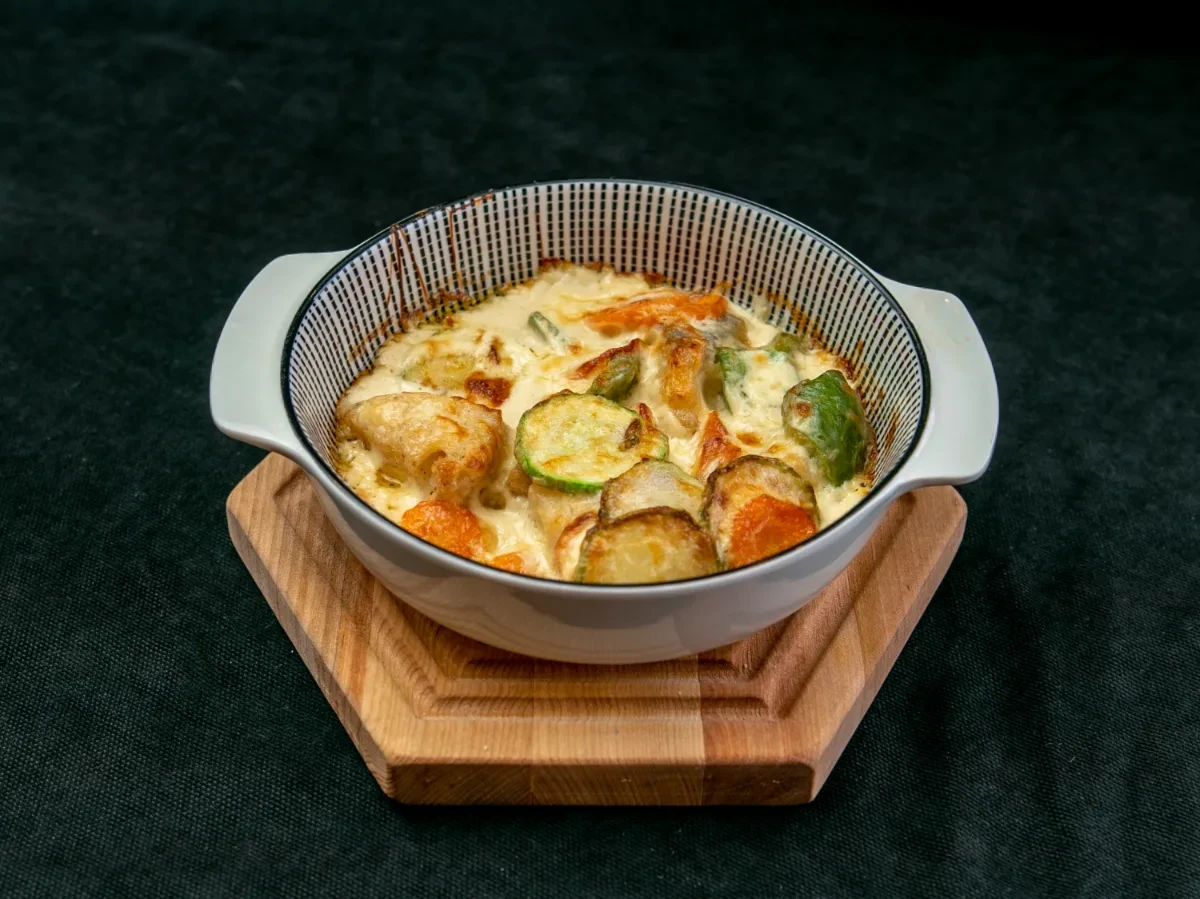 Палтус в сливочном соусе с овощами, запеченный с сыром 1/220