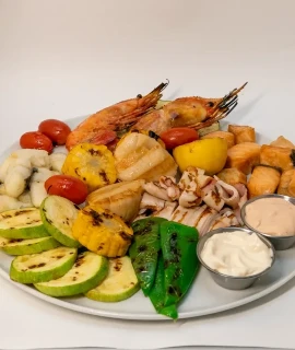 Фото для Сет с морепродуктами 1100/100 сет с семгой, кальмаром, палтусом, креветками, гребешком, овощами на гриле и 2-мя соусами