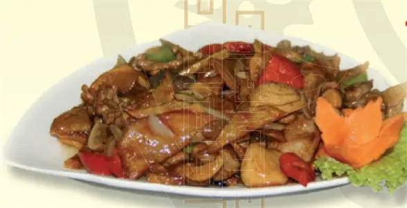 Классическое блюдо китайской кухни - картофель, тушёный с мясом и грибами