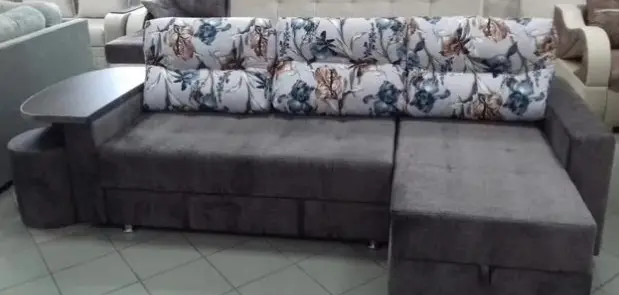 Угловой диван со столом и двумя пуфиками