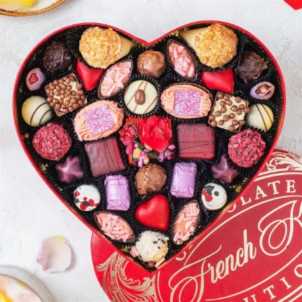 Фото для Набор шоколадных конфет в коробке сердце.