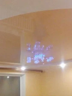 Натяжной глянцевый потолок в белом и бежевом исполнении.