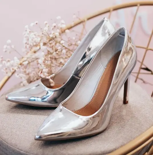 Удобные серебристые женские туфли на шпильке дополнят Ваш вечерний образ.