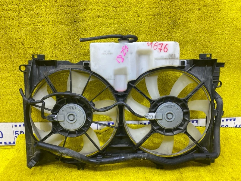 Диффузор радиатора Toyota Noah/Voxy/Esquire ZWR80G/ZWR80W/ZWR80 2ZRFXE 2014/Цвет 070 перед.