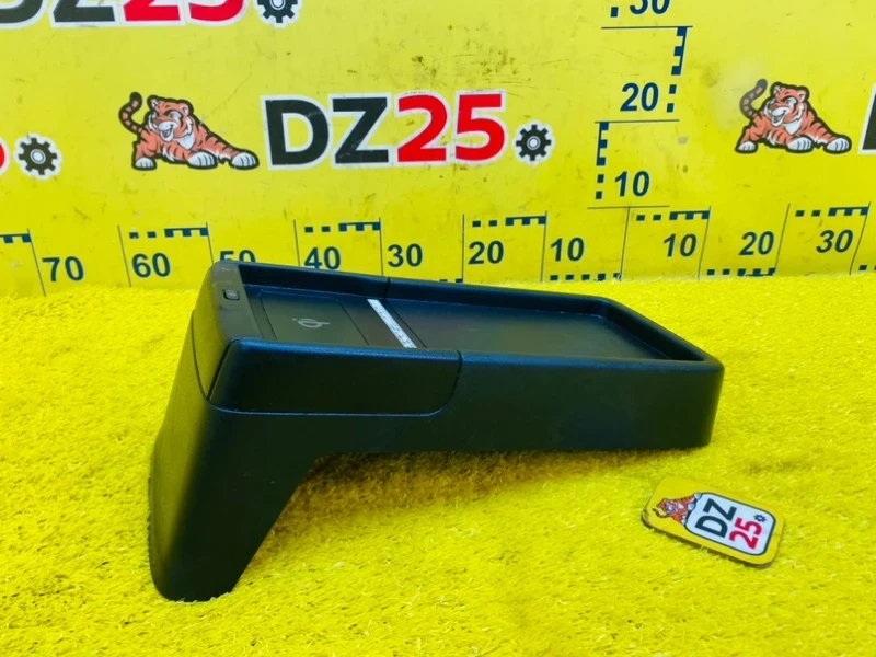 Фото для Бардачок между сиденьями TOYOTA NOAH ZWR80G 2ZRFXE 2014/Цвет 070 перед. (б/у)