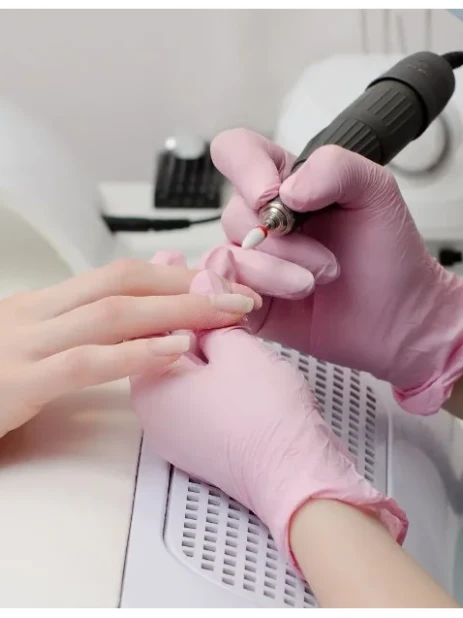 Специалист по маникюру и укреплению ногтей