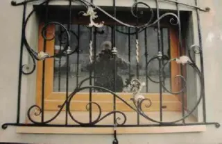 Декоративная решетка на подвальное окно